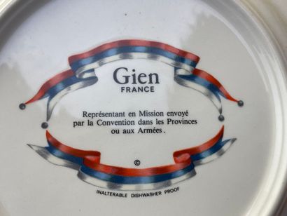 GIEN. 
Service à gâteau en faïence, décor...
