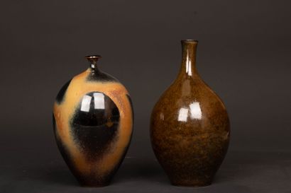 Deux vases en grès de Puisaye modernes 
Signatures...