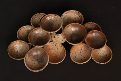 Vase aplati et ensemble de coupelle regroupé...