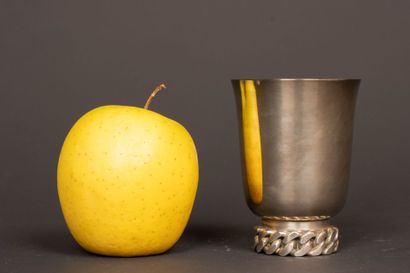 JEAN DESPRÉS (1889-1980) 
Timbale en métal...