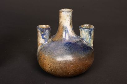 Deux vases et pique fleurs en grès de Puisaye...