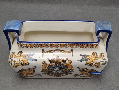 * GIEN Jardinière en faience décor Renaissance...