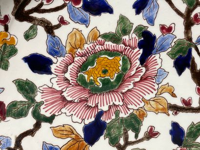 GIEN 
Grand plat en faience, décor pivoines....