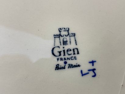 GIEN. 
Deux plats rond, modèle Renaissance...