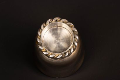 JEAN DESPRÉS (1889-1980) 
Timbale en métal...