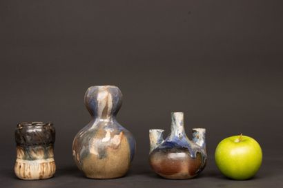 Deux vases et pique fleurs en grès de Puisaye...