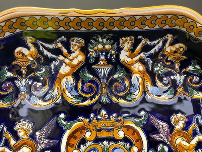 GIEN. 
Deux plats creux, modèle Renaissance...