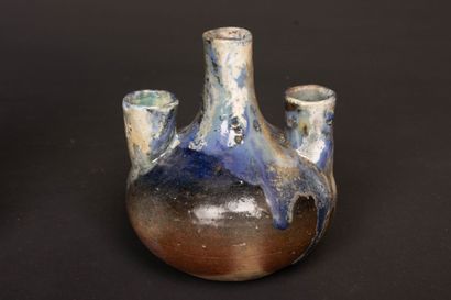Deux vases et pique fleurs en grès de Puisaye...