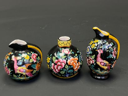 Deux verseuses et petit vase en faïence de...