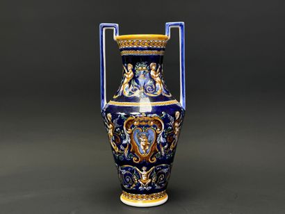 GIEN
Vase à deux anses, modèle Renaissance...