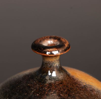 Deux vases en grès de Puisaye modernes 
Signatures...