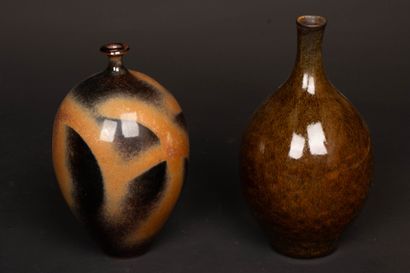 Deux vases en grès de Puisaye modernes 
Signatures...