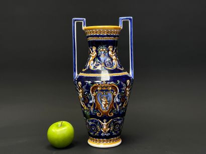 GIEN
Vase à deux anses, modèle Renaissance...