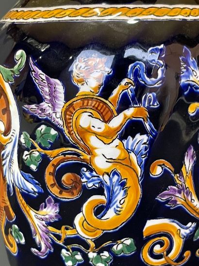 GIEN
Vase monté en lampe, modèle Renaissance...
