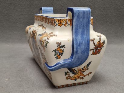 * GIEN Jardinière en faience décor Renaissance...