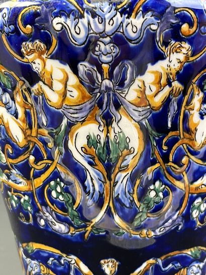 GIEN
Vase à deux anses, modèle Renaissance...
