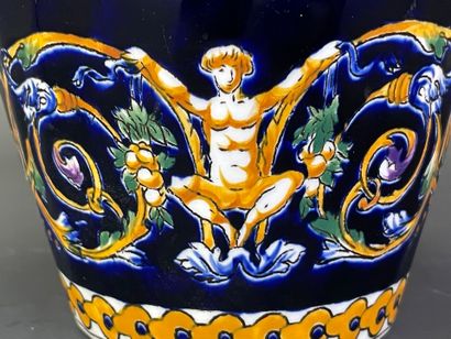 GIEN
Vase monté en lampe, modèle Renaissance...