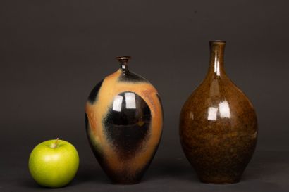 Deux vases en grès de Puisaye modernes 
Signatures...