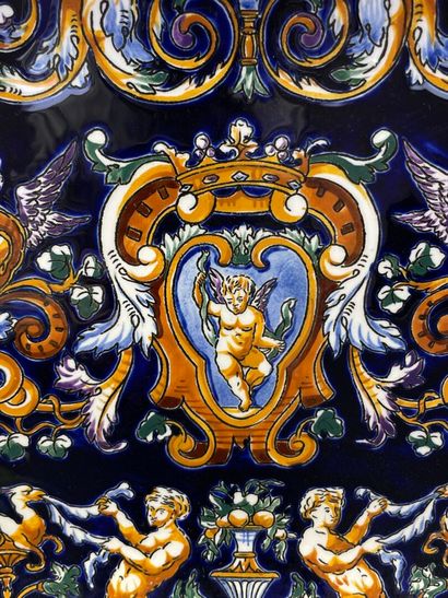 GIEN. 
Deux plats creux, modèle Renaissance...