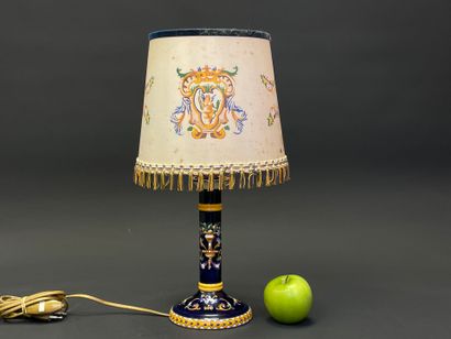 GIEN. 
Bougeoir monté en lampe, modèle Renaissance...