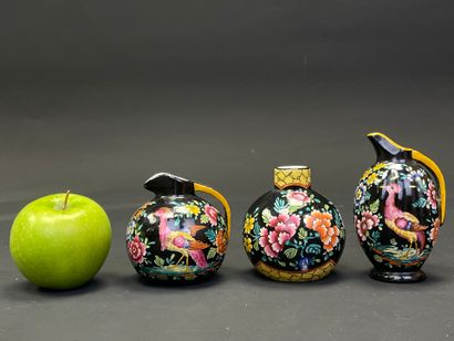 Deux verseuses et petit vase en faïence de...