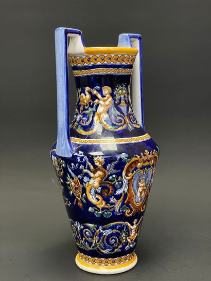 GIEN
Vase à deux anses, modèle Renaissance...
