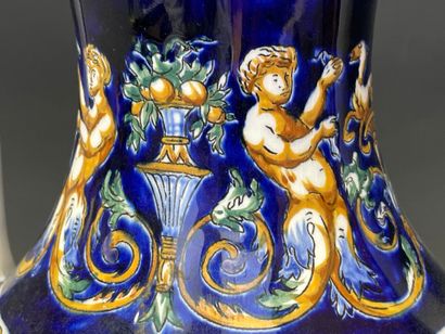 GIEN
Vase à deux anses, modèle Renaissance...
