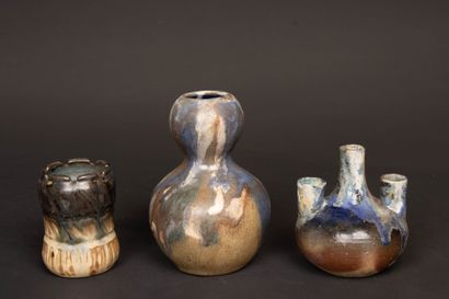 Deux vases et pique fleurs en grès de Puisaye...