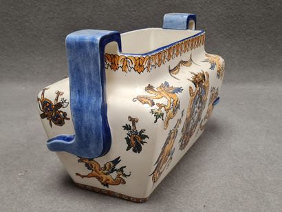 * GIEN Jardinière en faience décor Renaissance...