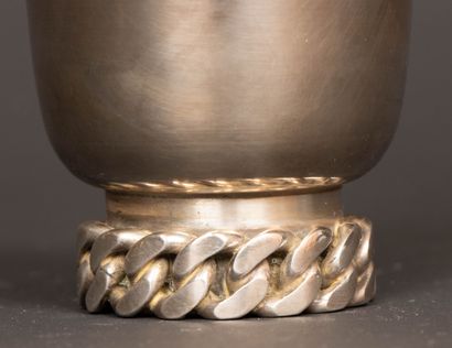 JEAN DESPRÉS (1889-1980) 
Timbale en métal...