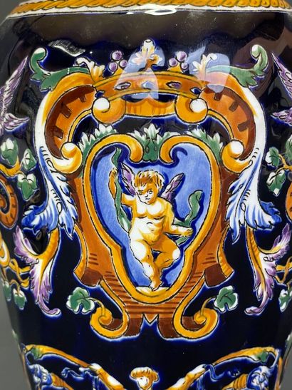 GIEN
Vase monté en lampe, modèle Renaissance...