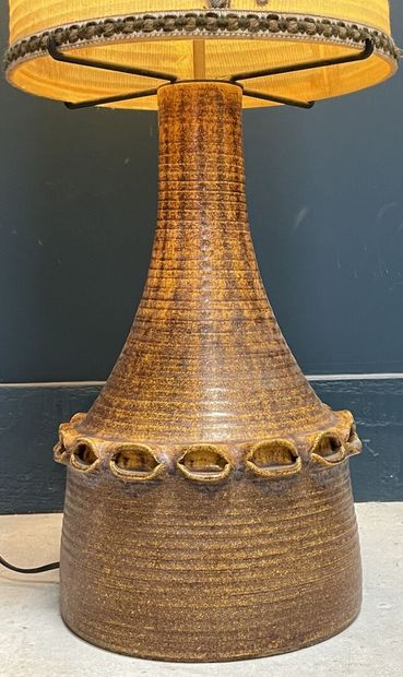 ACCOLAY 
Grande lampe en céramique et abat-jour...