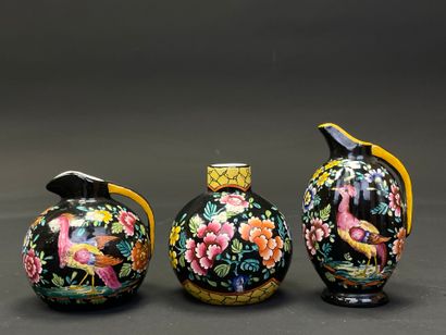 Deux verseuses et petit vase en faïence de...