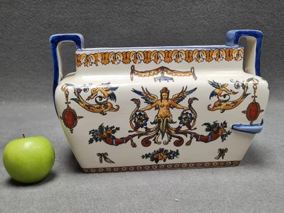 * GIEN Jardinière en faience décor Renaissance...