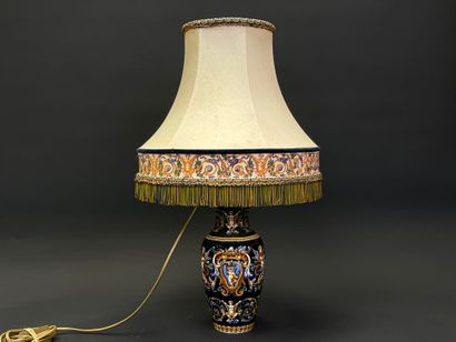 GIEN
Vase monté en lampe, modèle Renaissance...