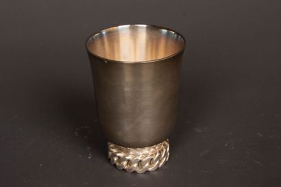 JEAN DESPRÉS (1889-1980) 
Timbale en métal...
