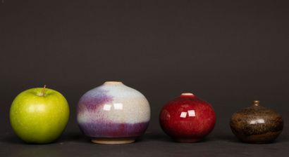 Trois petits vases boules en grès de Puisaye...