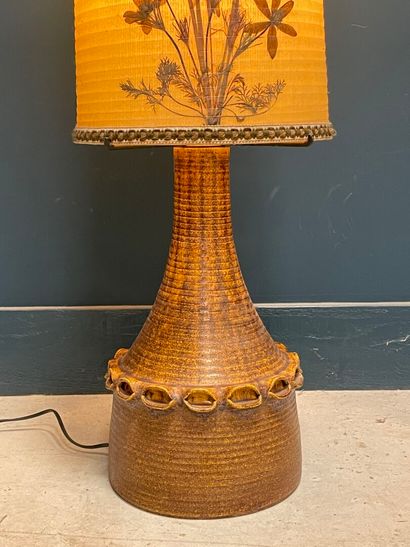ACCOLAY 
Grande lampe en céramique et abat-jour...