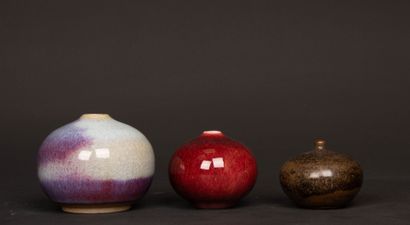 Trois petits vases boules en grès de Puisaye...