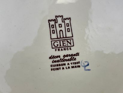 GIEN. 
Cache pot, modèle Pivoine
H. :21 cm....