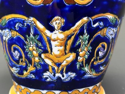 GIEN
Vase à deux anses, modèle Renaissance...