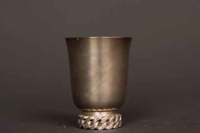 JEAN DESPRÉS (1889-1980) 
Timbale en métal...