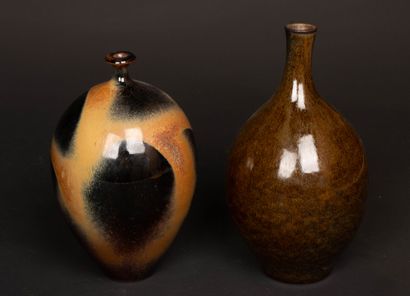 Deux vases en grès de Puisaye modernes 
Signatures...