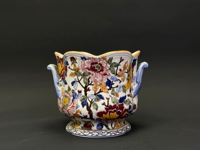 GIEN. 
Cache pot, modèle Pivoine
H. :21 cm....