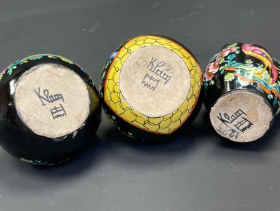 Deux verseuses et petit vase en faïence de...
