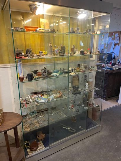 Lot de bibelots
(contenu de la vitrine. La...