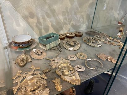 Lot de bibelots
(contenu de la vitrine. La...