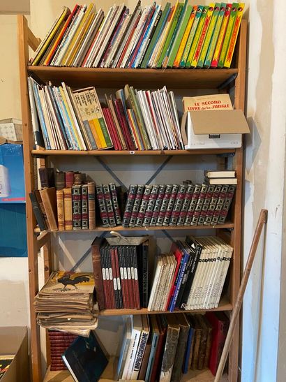 Important lot de livres contenus dans trois...