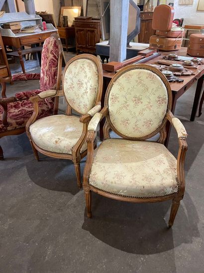 Deux fauteuils médaillons Louis XVI, début...