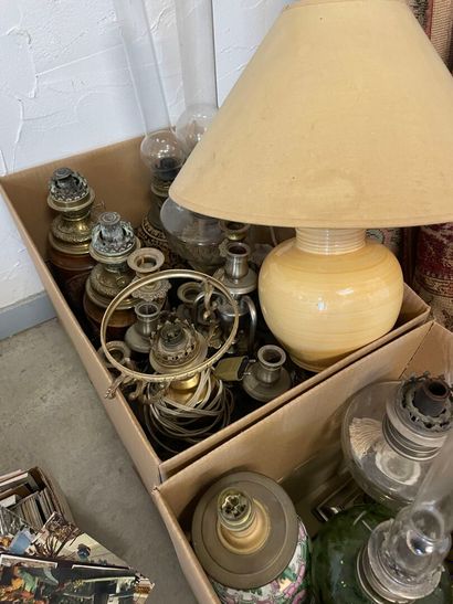 Deux cartons de lampes et abats jour
